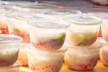 Es oyen is a cold drink consisting of a mixture of various fresh fruits, coconut milk, shaved ice and sweet syrup.