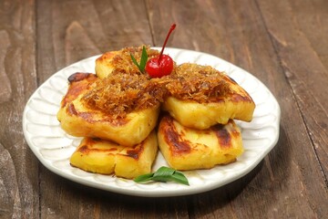 Colenak or also known as beuleum peuyeum is the name given to a typical Sundanese snack made from peuyeum which is grilled and eaten by dipping it in liquid brown sugar mixed with coconut shavings.