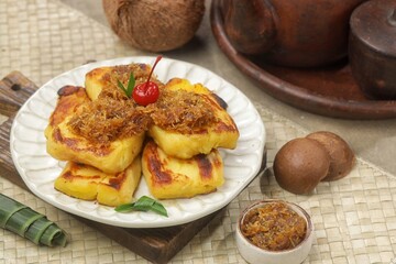 Colenak or also known as beuleum peuyeum is the name given to a typical Sundanese snack made from peuyeum which is grilled and eaten by dipping it in liquid brown sugar mixed with coconut shavings.