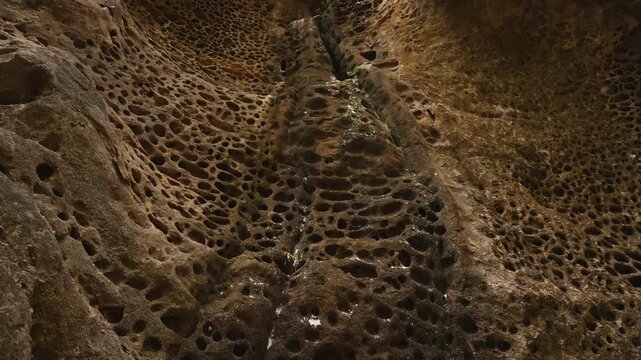 「救馬溪のジオサイト・虫喰い(タフォニ)」和歌山県上富田町 Tafoni Rock Formations at Sukuma Valley Geosite &ndash; Kamitonda, Wakayama Prefecture