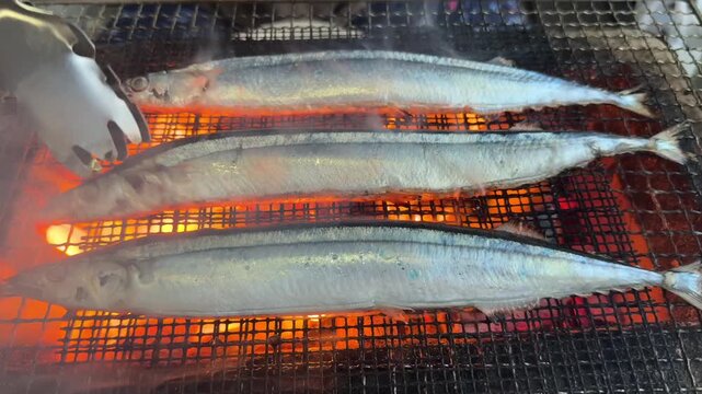 秋刀魚（さんま）を炭火で網焼き
