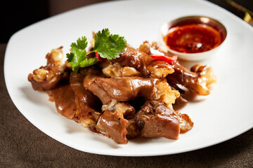 Marinated pig's trotters and chili sauce are placed on the table, using traditional spices to make the five-spice flavor