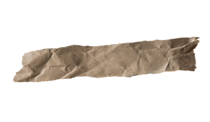 Tira de papel kraft arrugado y rasgado sobre fondo negro