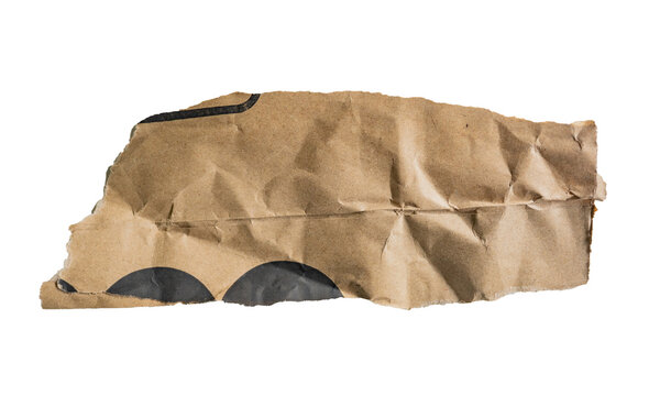 Fragmento de papel kraft reciclado arrugado con dise&ntilde;o impreso en negro sobre fondo blanco aislado