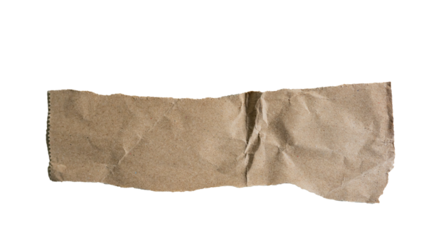 Fragmento de papel kraft rasgado con texto sobre fondo aislado