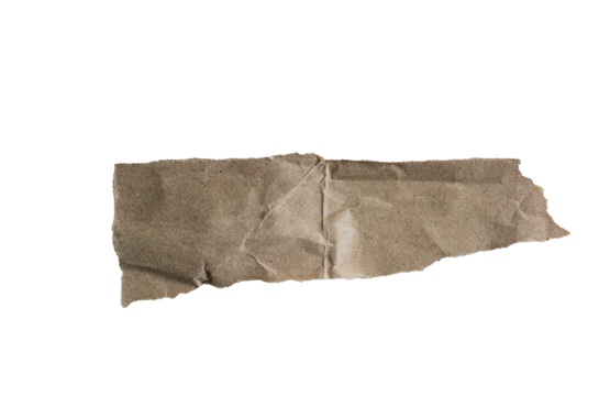 Fragmento de papel kraft rasgado y arrugado sobre fondo negro aislado