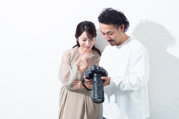 撮影データを確認するカメラマンとモデル