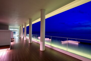 高岡市、道の駅雨晴の展望デッキより眺める能登半島の夜景