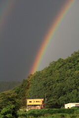 豪雨の後の二つの虹
