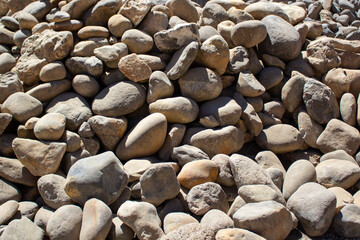 piedras aontonadas para construccion