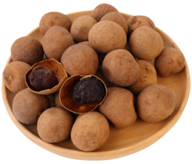 Dried longans on on round wooden plate