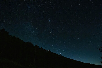 山の稜線と星空