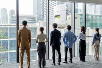 オフィスから外を眺めるビジネスグループ