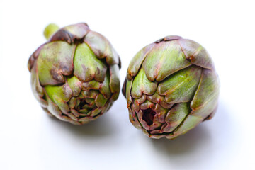 Obraz premium Fresh artichokes with green-purple tones