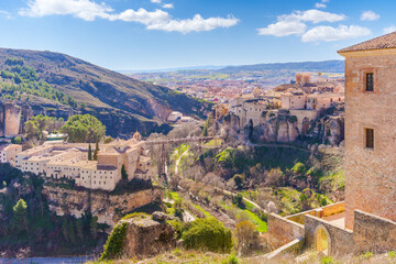 Naklejka premium Cuenca cityscape featuring the hanging houses, spain, during a sunny spring day