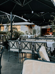 Naklejka premium Outdoor dining area with modern design and elegant seating in a cozy atmosphere