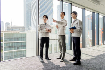 オフィスビルで働く作業員のスタッフ