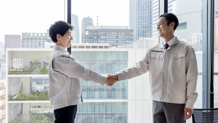握手をする建設作業員