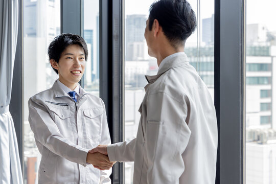 握手をする建設作業員