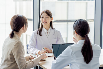 Obraz premium ビジネス 病院 医師 研究 MR 打合せ 商談