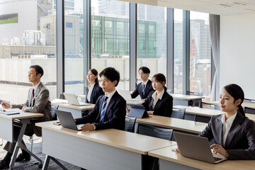 セミナーに参加するビジネスマン男女