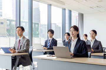 セミナーに参加するビジネスマン男女