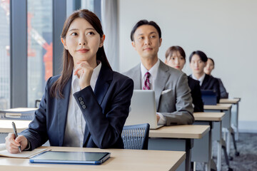 セミナーに参加するビジネスマン男女