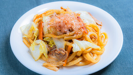 白い皿に盛り付けた焼きうどん