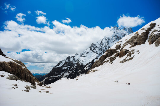 Mountaineers climbing the Glacier Blanc