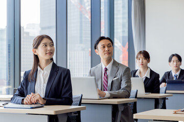 セミナーに参加するビジネスマン男女