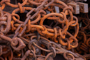 tas de chaînes rouillées