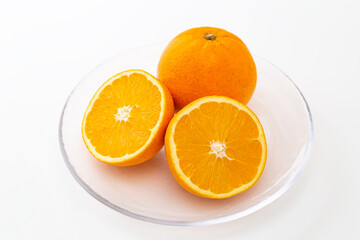 皿に乗ったオレンジ　白バック