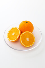 皿に乗ったオレンジ　白バック