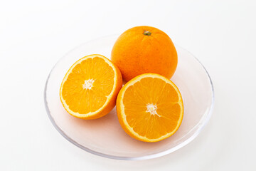 皿に乗ったオレンジ　白バック