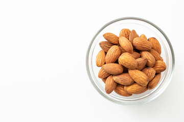 器に入ったアーモンド　白バック