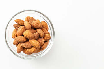 器に入ったアーモンド　白バック