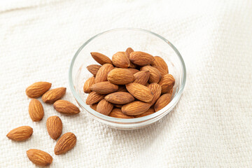 器に入ったアーモンド　白バック