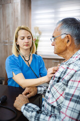 Obraz premium A compassionate nurse examines an older man's heartbeat