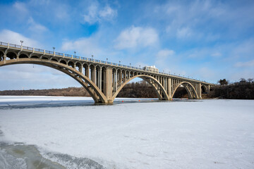 Brücke über den zugefrorenen Missisisppi