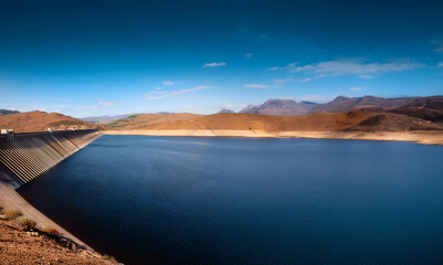 Reservoir and dam with a low water level, highlighting the issue of water supply.