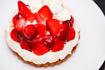 ストロベリー タルト ケーキ の イチゴ が 美味しそう 【 季節 の フルーツ ケーキ 】