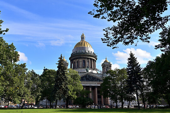 Fototapeta View of St. Isaac's Cathedral in St. Petersburg.