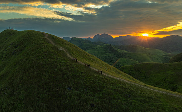 Dawn on the high mountain peaks of Ha Lang area, with pack horses and people going to work. Photo taken in Ha Lang, Cao Bang on August 30, 2025