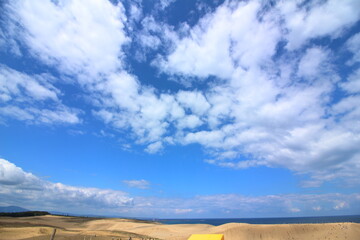 雄大な大空と砂丘の風景