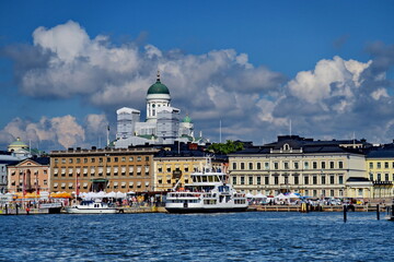 Helsinki, capitale de la Finlande surmontée de la cathédrale luthérienne et son dôme. Vue de la mer baltique. 