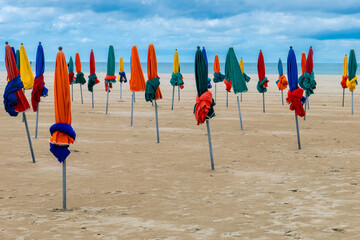 Parsols multicolores sur la plage de Deauville