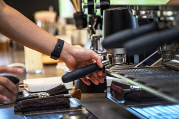 고소한 아메리카노 커피를 내리는 손길