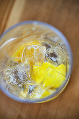 투명한 유리컵에 담긴 레몬티와 얼음 