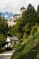 Burg Taufers in Südtirol mit kleiner Kapelle 
