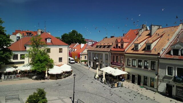 Sandomierz - Polska - piękne miasto z zamkiem kr&oacute;lewskim nagrane dronem